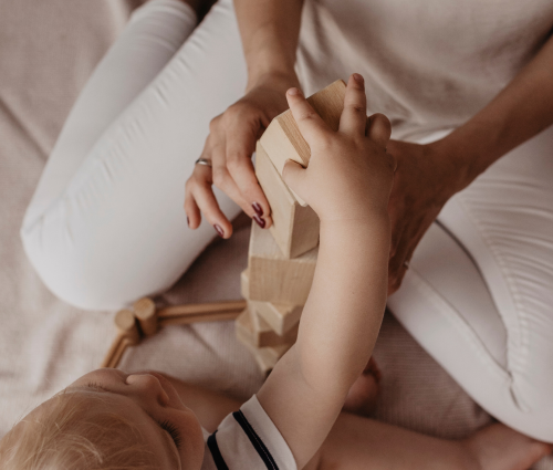 Beim Premium Schlafcoaching Baby und Kleinkind setzen wir verschiedene Bausteine aufeinander und begleiten dich bei der Umsetzung des Schlafplans.