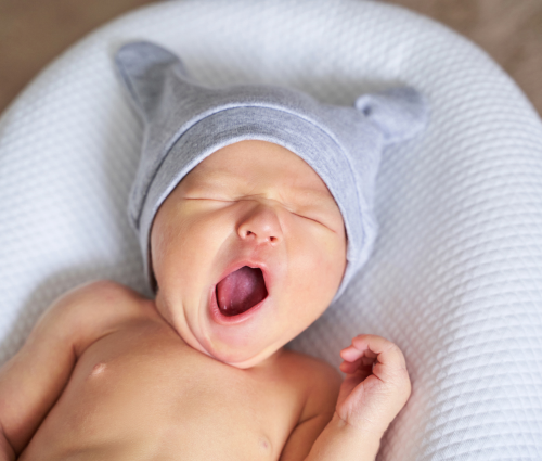 Wann ist mein Baby müde? Erfahre hier, wie du die Anzeichen für Hunger bei deinem Baby und die Müdigkeitsanzeichen bei deinem Baby erkennst.