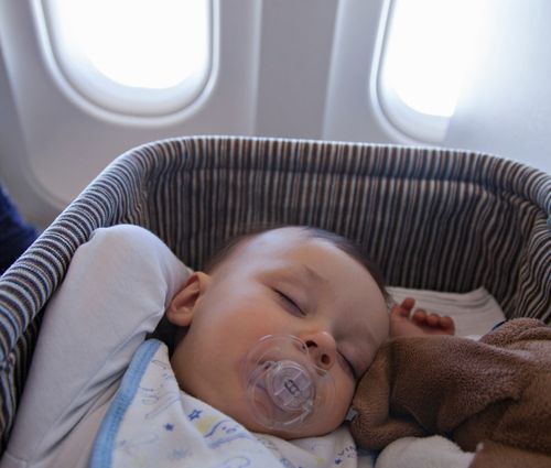 Fliegen mit Baby: Hier kann dein Baby schlafen