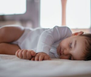 Mit diesen 15 Tipps kann dein Baby im Sommer schlafen