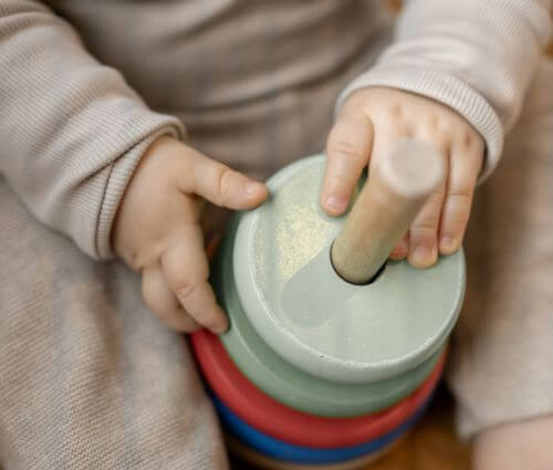 Baby hält Spielzeug