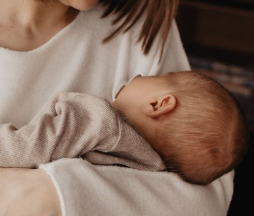 Krankes Baby_Mehr Nähe_Stillen_Tragen